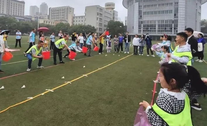 最新親子團建趣味運動會活動方案，新穎創意的拓展項目能讓孩子與家長體驗到親子運動的快樂！